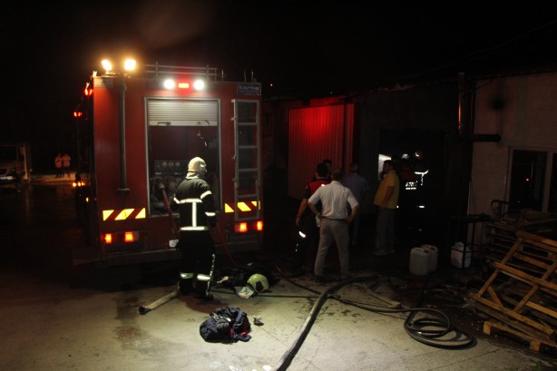 Foto - Amasya’da nakliyat deposunda korkutan yangın