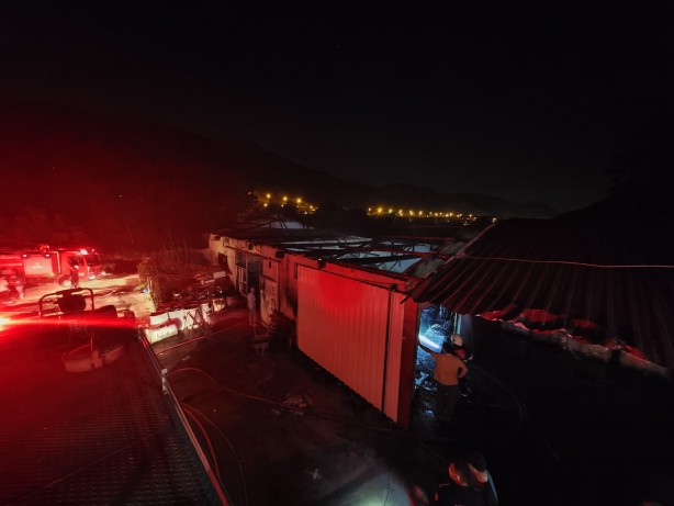 Amasya’da nakliyat deposunda korkutan yangın