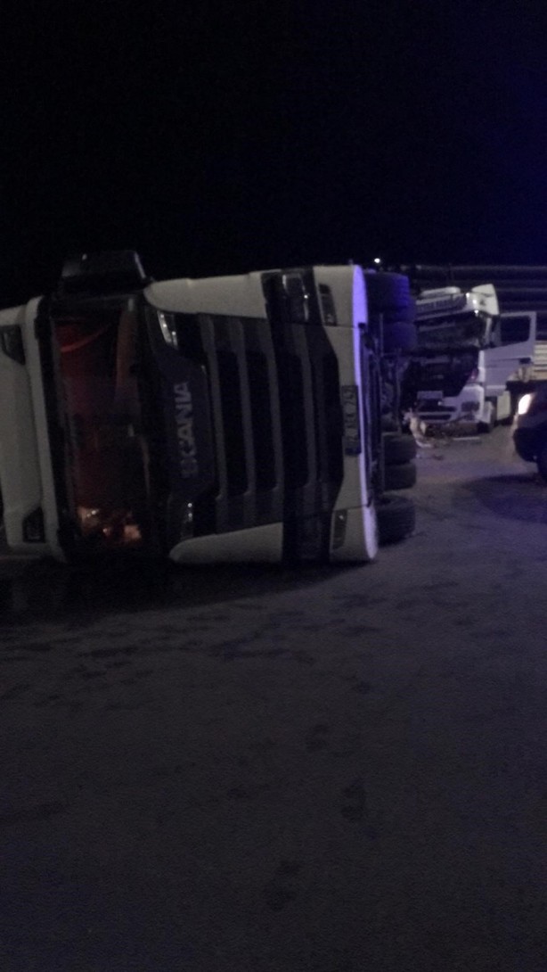 Amasya’da tırlar çapıştı