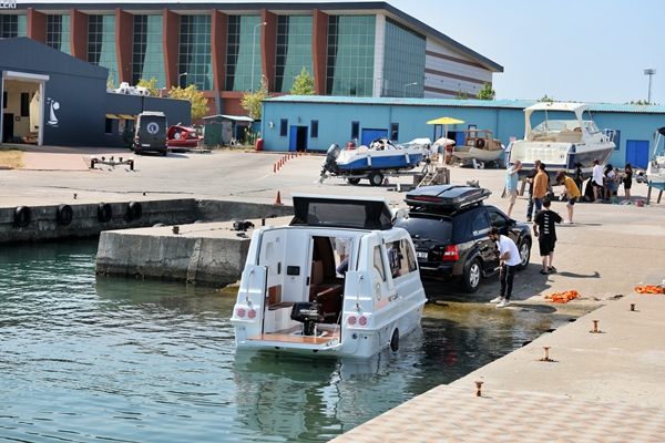 Foto - Amasyalı kardeşlerden müthiş tasarım! Karada karavan suda yat oluyor