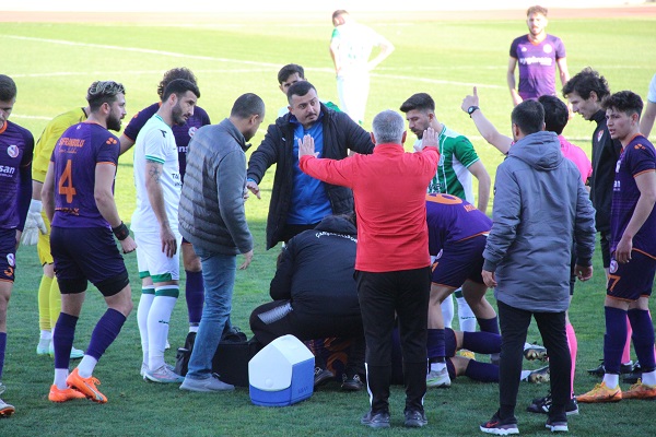 Foto - Amatör maçta ölüm kalım savaşı! Hastanelik oldu