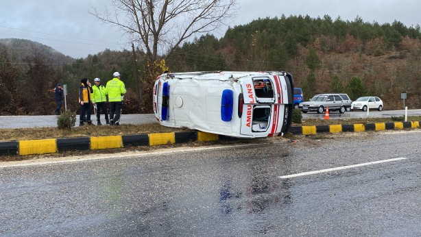 Foto - Ambulans devrildi: Yaralılar var
