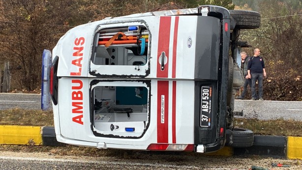 Ambulans devrildi: Yaralılar var