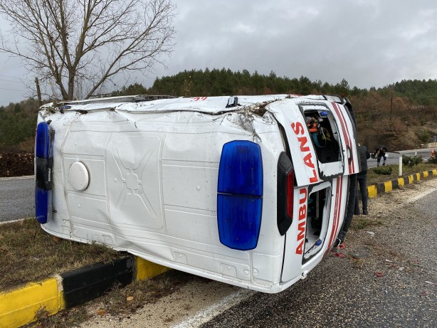 Foto - Ambulans devrildi: Yaralılar var