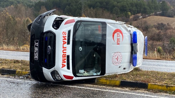 Foto - Ambulans devrildi: Yaralılar var