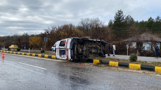 Foto - Ambulans devrildi: Yaralılar var