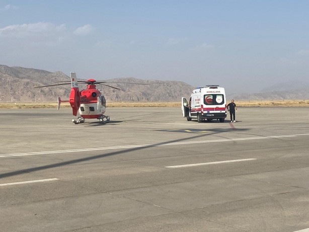 Ambulans helikopter prematüre bebek için havalandı