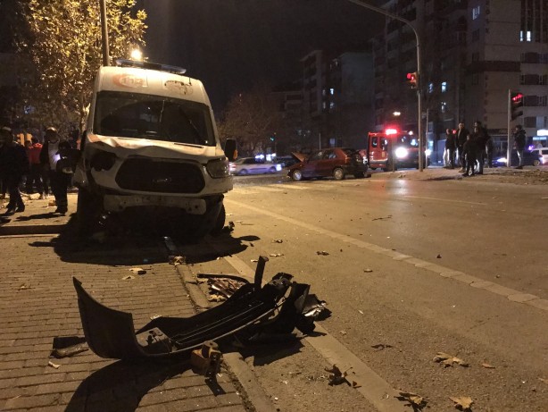 Foto - Ambulans ile otomobil çarpıştı: 1’i bebek 7 yaralı