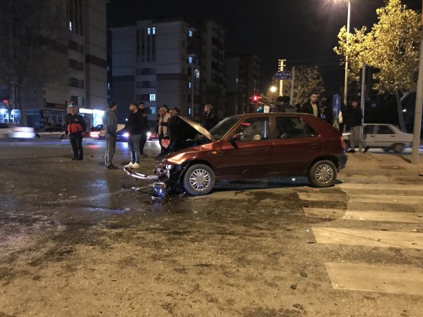 Foto - Ambulans ile otomobil çarpıştı: 1’i bebek 7 yaralı