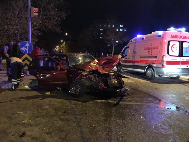 Foto - Ambulans ile otomobil çarpıştı: 1’i bebek 7 yaralı