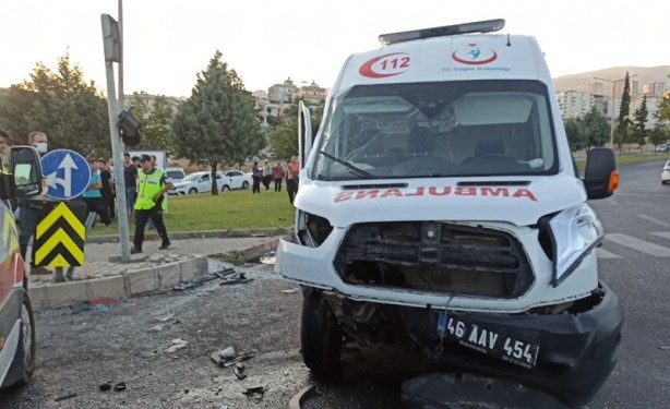 Foto - Ambulansla otomobil çarpıştı: Yaralılar var
