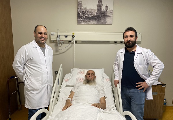 Foto - 'Ameliyat ol' diyen doktorları dinlemedi! Yaşlı adamın başına gelmeyen kalmadı