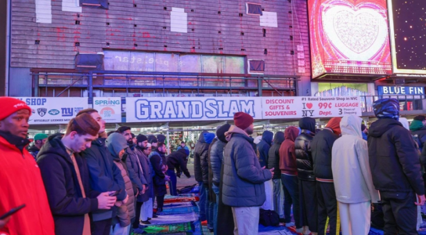 Foto - Amerikalılar ilk teravih namazını Times Meydanı'nda kıldılar