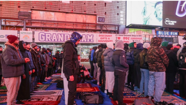 Foto - Amerikalılar ilk teravih namazını Times Meydanı'nda kıldılar