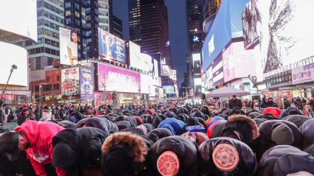 Foto - Amerikalılar ilk teravih namazını Times Meydanı'nda kıldılar