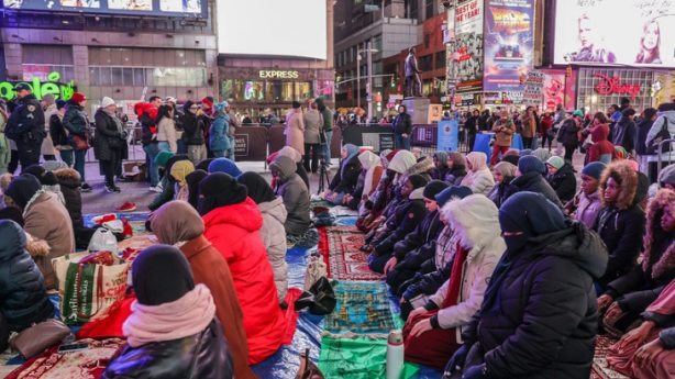 Foto - Amerikalılar ilk teravih namazını Times Meydanı'nda kıldılar