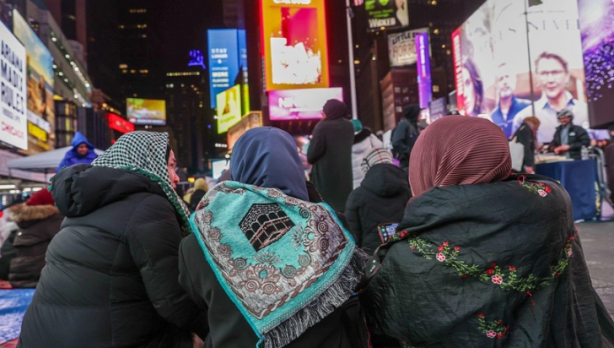 Foto - Amerikalılar ilk teravih namazını Times Meydanı'nda kıldılar