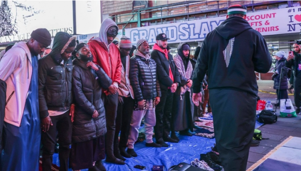 Foto - Amerikalılar ilk teravih namazını Times Meydanı'nda kıldılar