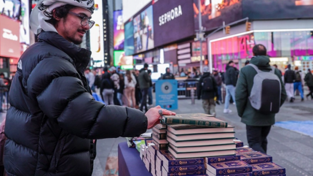 Amerikalılar ilk teravih namazını Times Meydanı'nda kıldılar