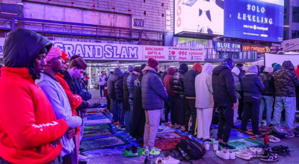 Foto - Amerikalılar ilk teravih namazını Times Meydanı'nda kıldılar