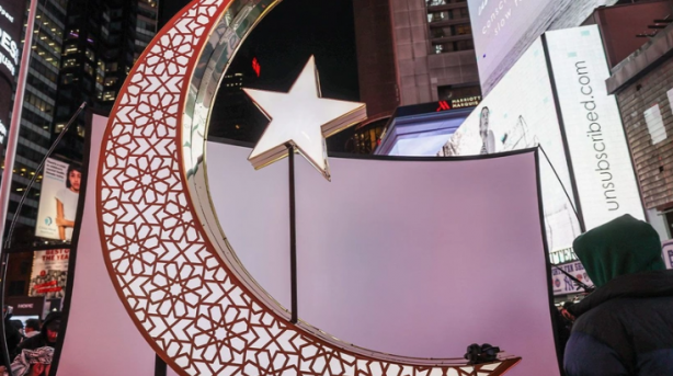 Foto - Amerikalılar ilk teravih namazını Times Meydanı'nda kıldılar