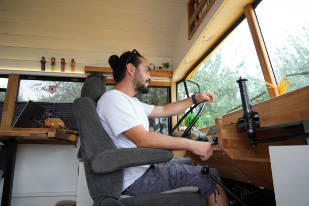 Foto - Amerikan filmlerinden özendi! ‘School Bus' ile dünya turuna çıktı