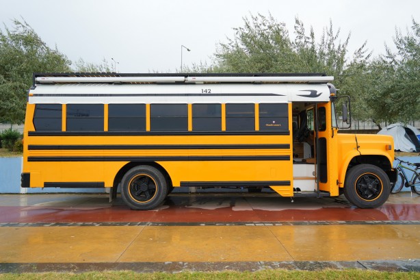 Foto - Amerikan filmlerinden özendi! ‘School Bus' ile dünya turuna çıktı
