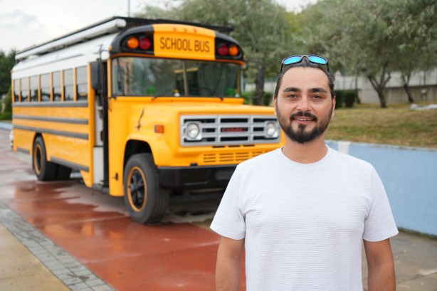 Amerikan filmlerinden özendi! ‘School Bus' ile dünya turuna çıktı
