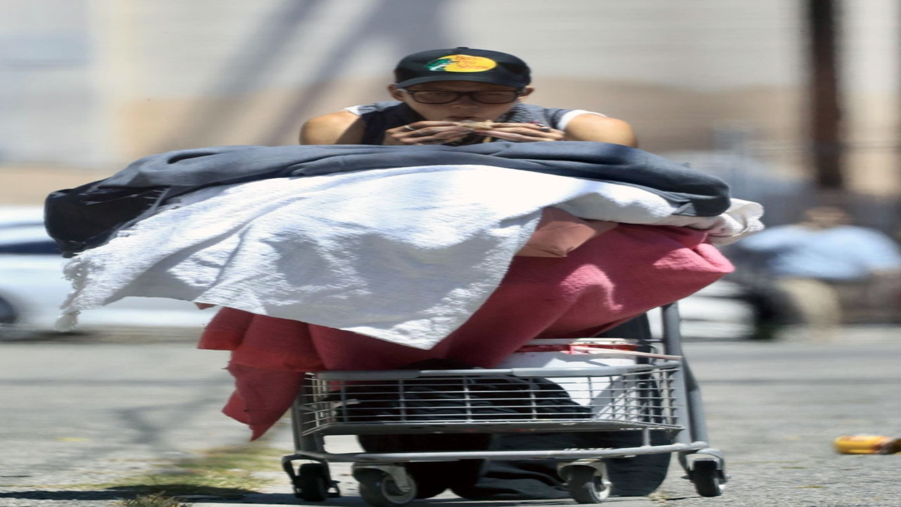 Foto - Amerikan rüyası yalanı! Gösterişli hayatı göz açıp kapatıncaya kadar bitti! Artık yemeğini bile sokaklarda yiyor!