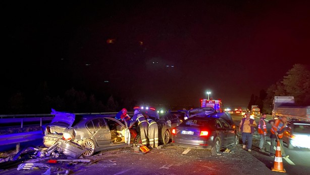 Foto - Anadolu Otoyolu'nda feci kaza! 11 araç birbirine girdi: 6 yaralı