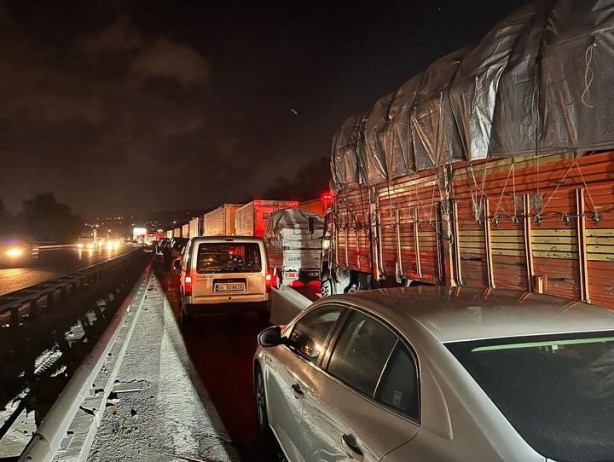 Foto - Anadolu Otoyolu'nda feci kaza! 9 araç birbirine girdi
