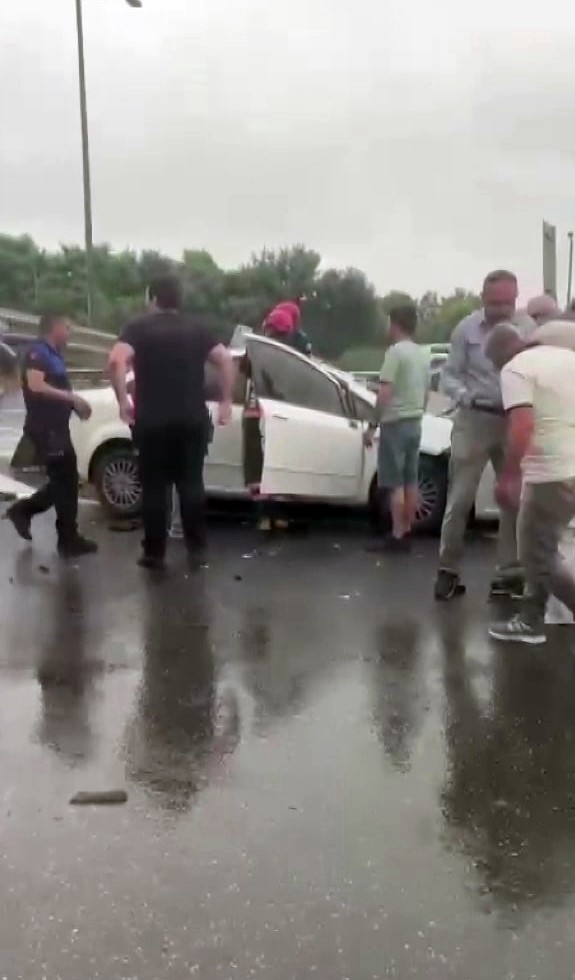 Foto - Anadolu Otoyolu'nda feci kaza! Bariyerlere ok gibi saplandı