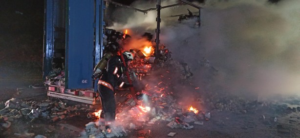 Foto - Anadolu Otoyolu’nda kağıt havlu yüklü tır alev topuna döndü