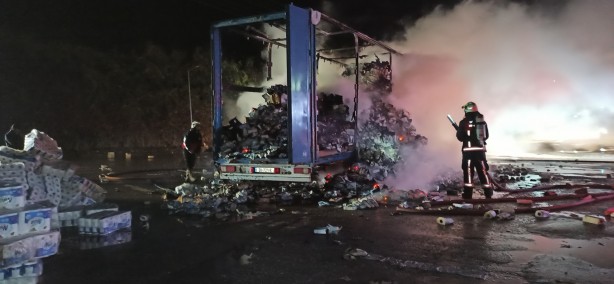 Foto - Anadolu Otoyolu’nda kağıt havlu yüklü tır alev topuna döndü
