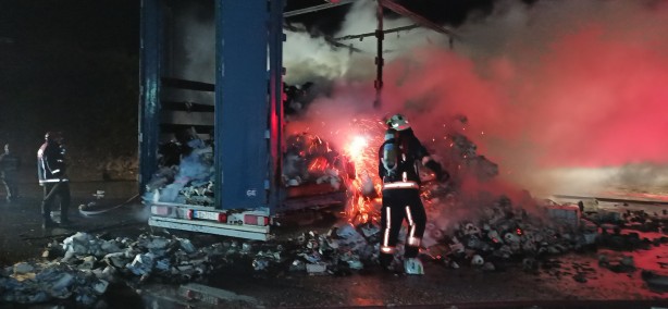 Foto - Anadolu Otoyolu’nda kağıt havlu yüklü tır alev topuna döndü
