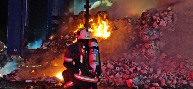 Anadolu Otoyolu’nda kağıt havlu yüklü tır alev topuna döndü