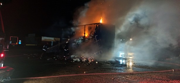 Foto - Anadolu Otoyolu’nda kağıt havlu yüklü tır alev topuna döndü