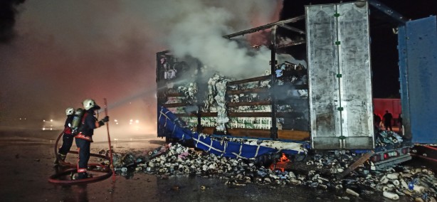 Foto - Anadolu Otoyolu’nda kağıt havlu yüklü tır alev topuna döndü
