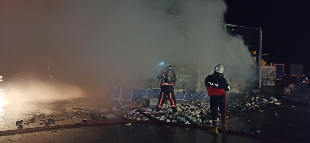Foto - Anadolu Otoyolu’nda kağıt havlu yüklü tır alev topuna döndü