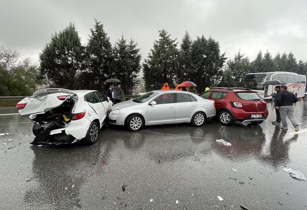 Anadolu Otoyolu'nda zincirleme kaza: Çok sayıda yaralı var