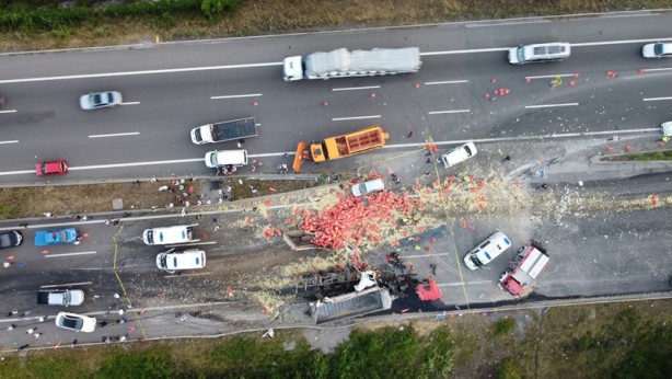 Foto - Anadolu Otoyolu'nda zincirleme kaza! Yaralılar var