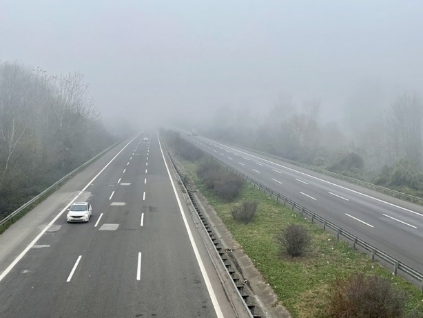 Foto - Anadolu Otoyolu'nun Düzce kesiminde sis etkili oldu
