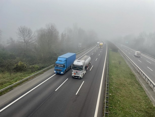 Foto - Anadolu Otoyolu'nun Düzce kesiminde sis etkili oldu