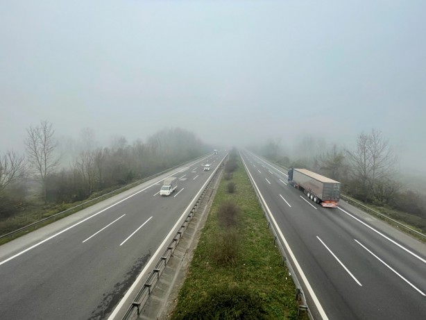 Anadolu Otoyolu'nun Düzce kesiminde sis etkili oldu