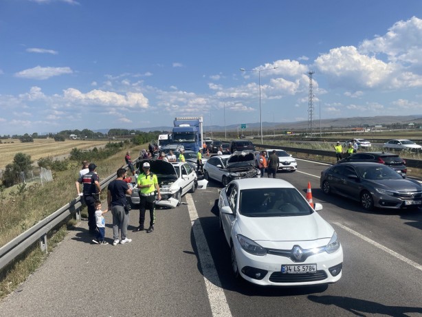 Foto - Anadolu Otoyolu'nda zincirleme trafik kazası