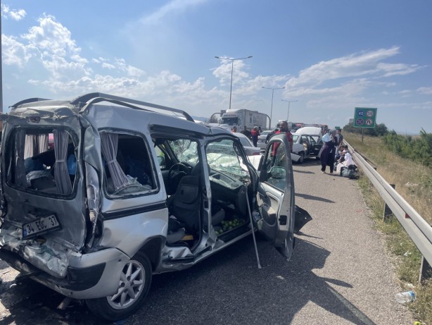 Foto - Anadolu Otoyolu'nda zincirleme trafik kazası