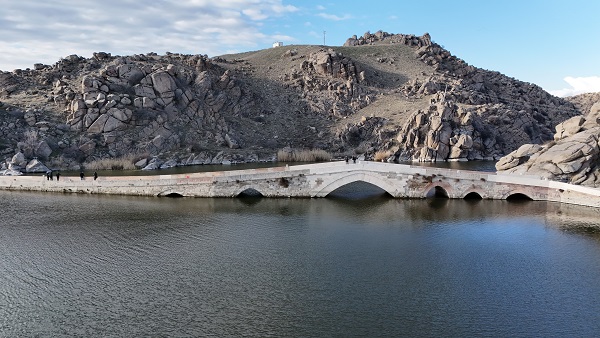 Foto - Anadolu'daki ilk yerleşim yerlerinden! Selçuklu yadigarı köprü boş kalmıyor