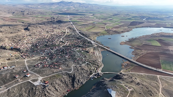 Foto - Anadolu'daki ilk yerleşim yerlerinden! Selçuklu yadigarı köprü boş kalmıyor