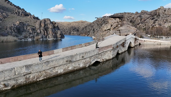 Foto - Anadolu'daki ilk yerleşim yerlerinden! Selçuklu yadigarı köprü boş kalmıyor