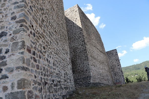 Anadolu'nun en büyük 2. kalesi | Tarihi yapıya öyle bir zarar verdiler ki! 